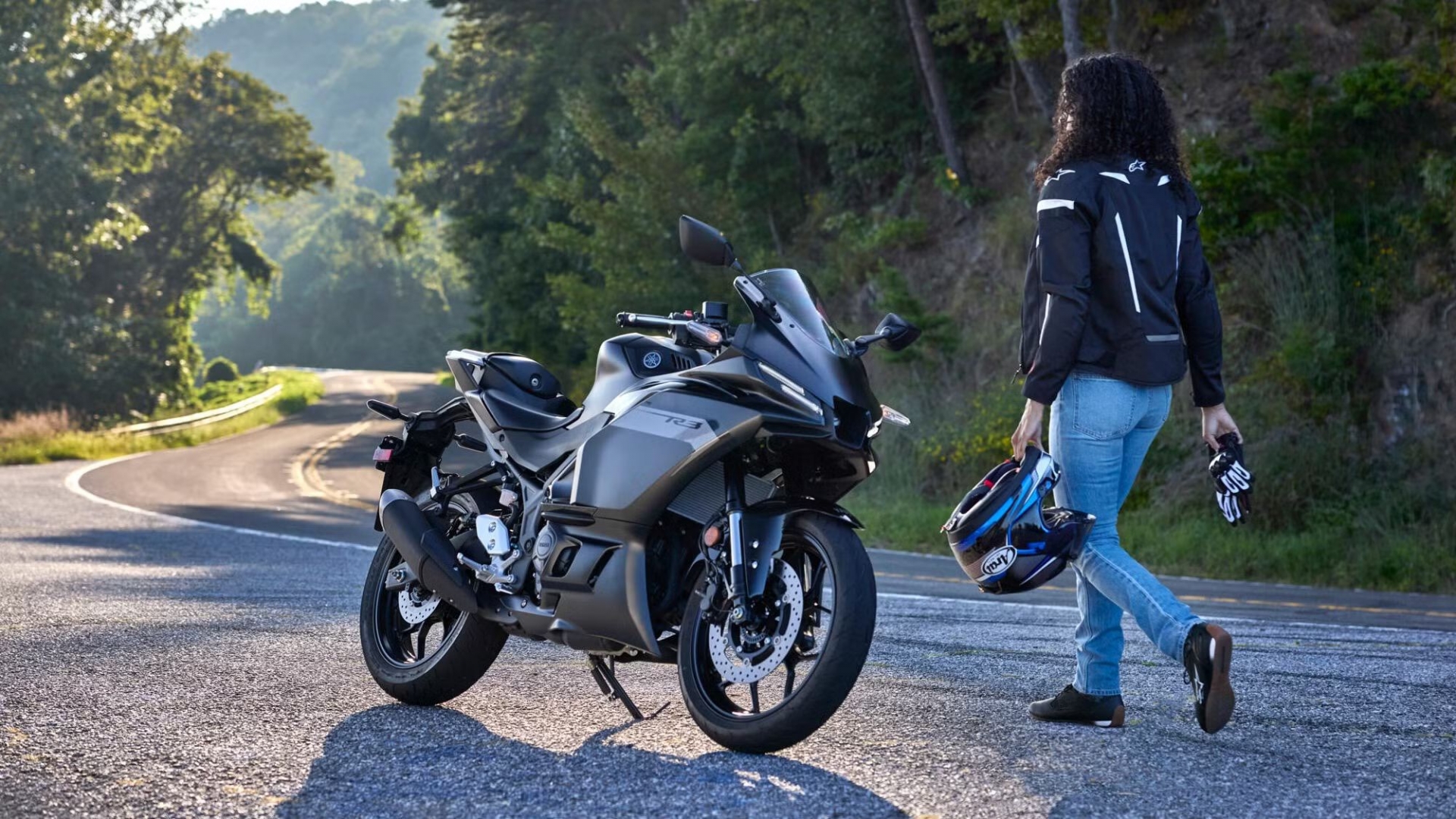 Xe phân khối lớn Yamaha R3 2025 chốt giá quy đổi 136 triệu đồng, chờ ...