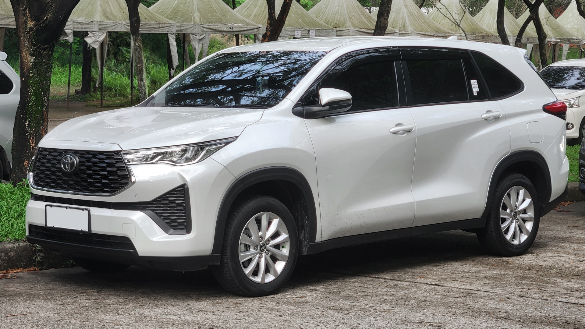 2022_Toyota_Kijang_Innova_Zenix_V_(Indonesia)_front_view
