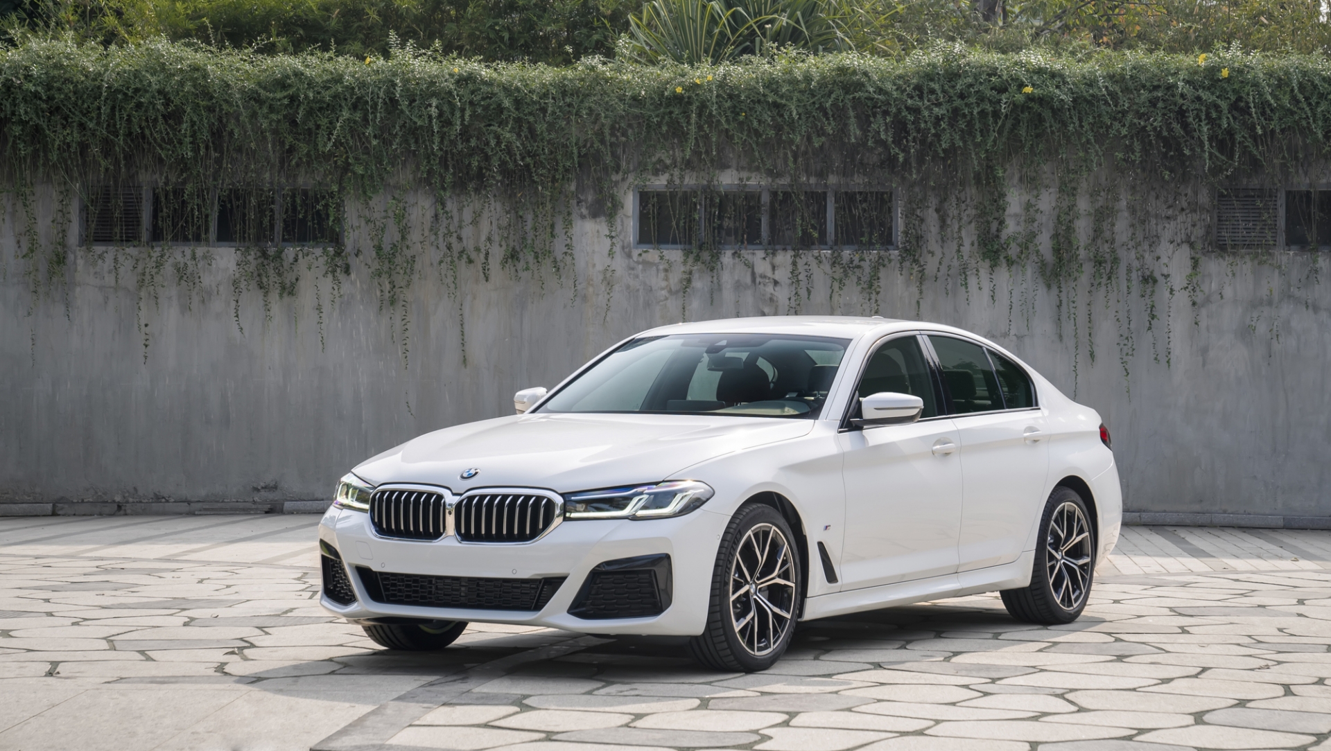 Dòng BMW 5-Series chạy động cơ xăng đang bán trên thị trường