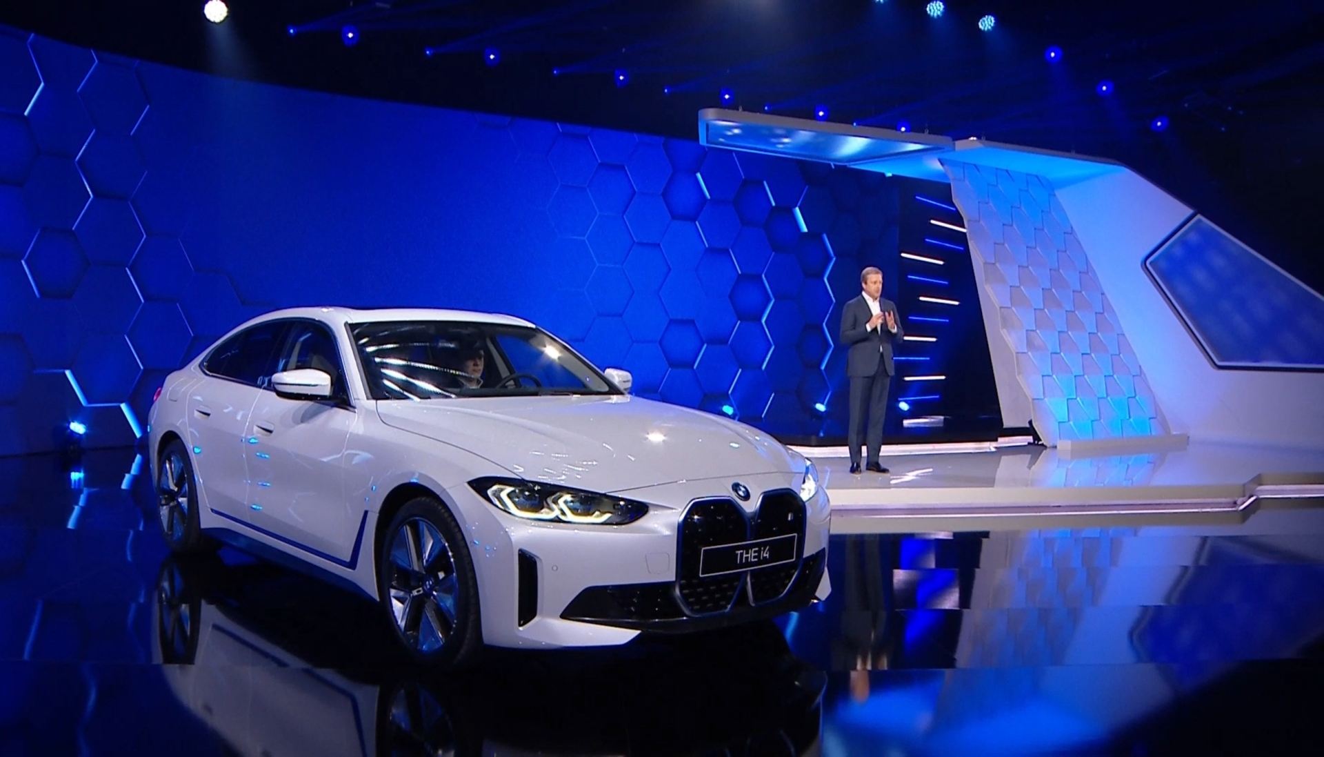BMW ra mắt mẫu sedan i4 thuần điện đầu tiên của mình
