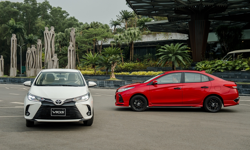 Toyota Vios G CVT 2021 (Trắng) và Toyota Vios GR-S 2021 (Đỏ)