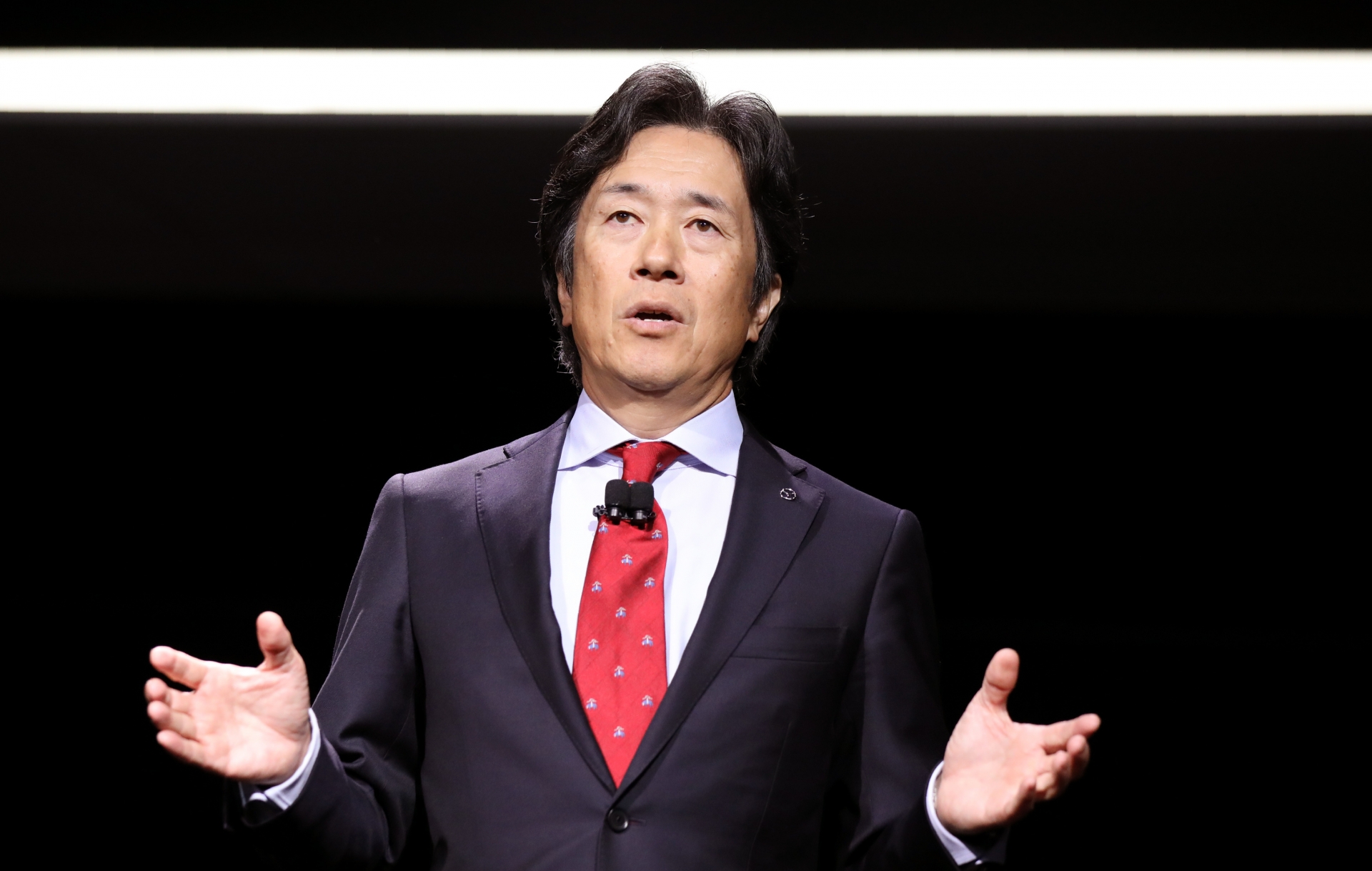 Masahiro Moro trong lần phát biểu tại Triển lãm ô tô Los Angeles. (Ảnh: Reuters)