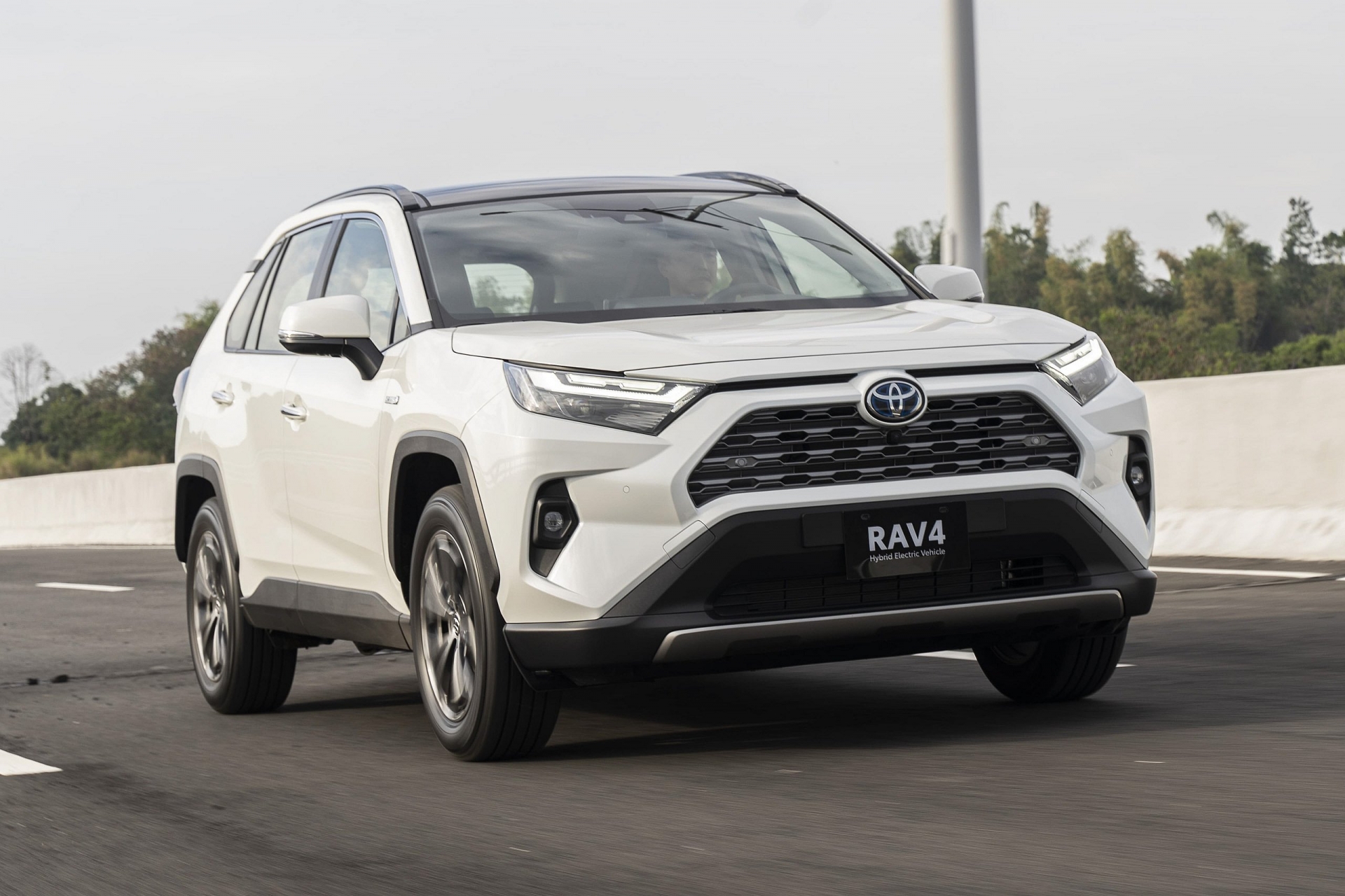 Toyota RAV4 2022 chính thức ra mắt tại Philippines với mức giá quy đổi 957 triệu đồng