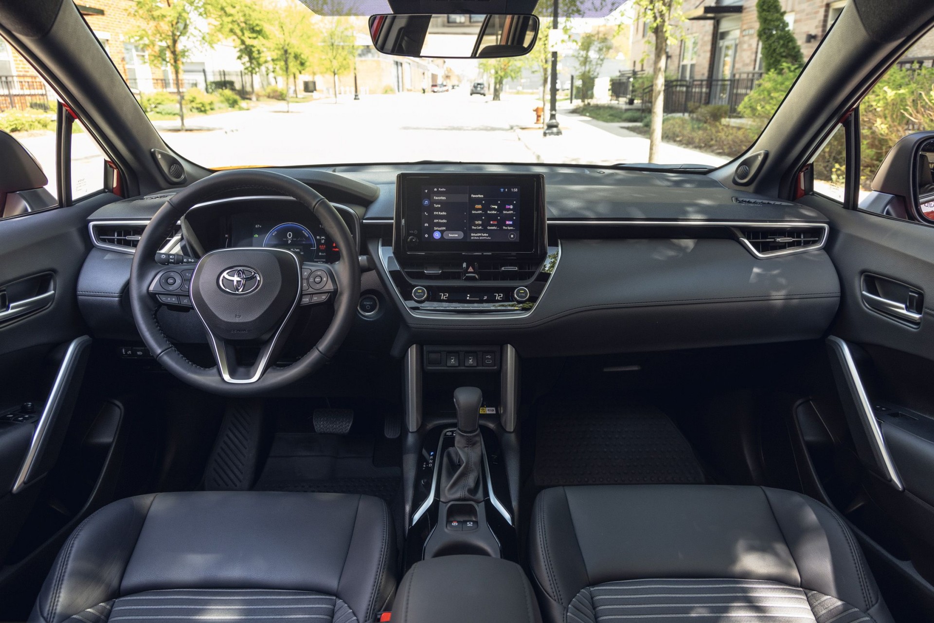 Nội thất khoang lái Toyota Corolla Cross Hybrid tại Mỹ