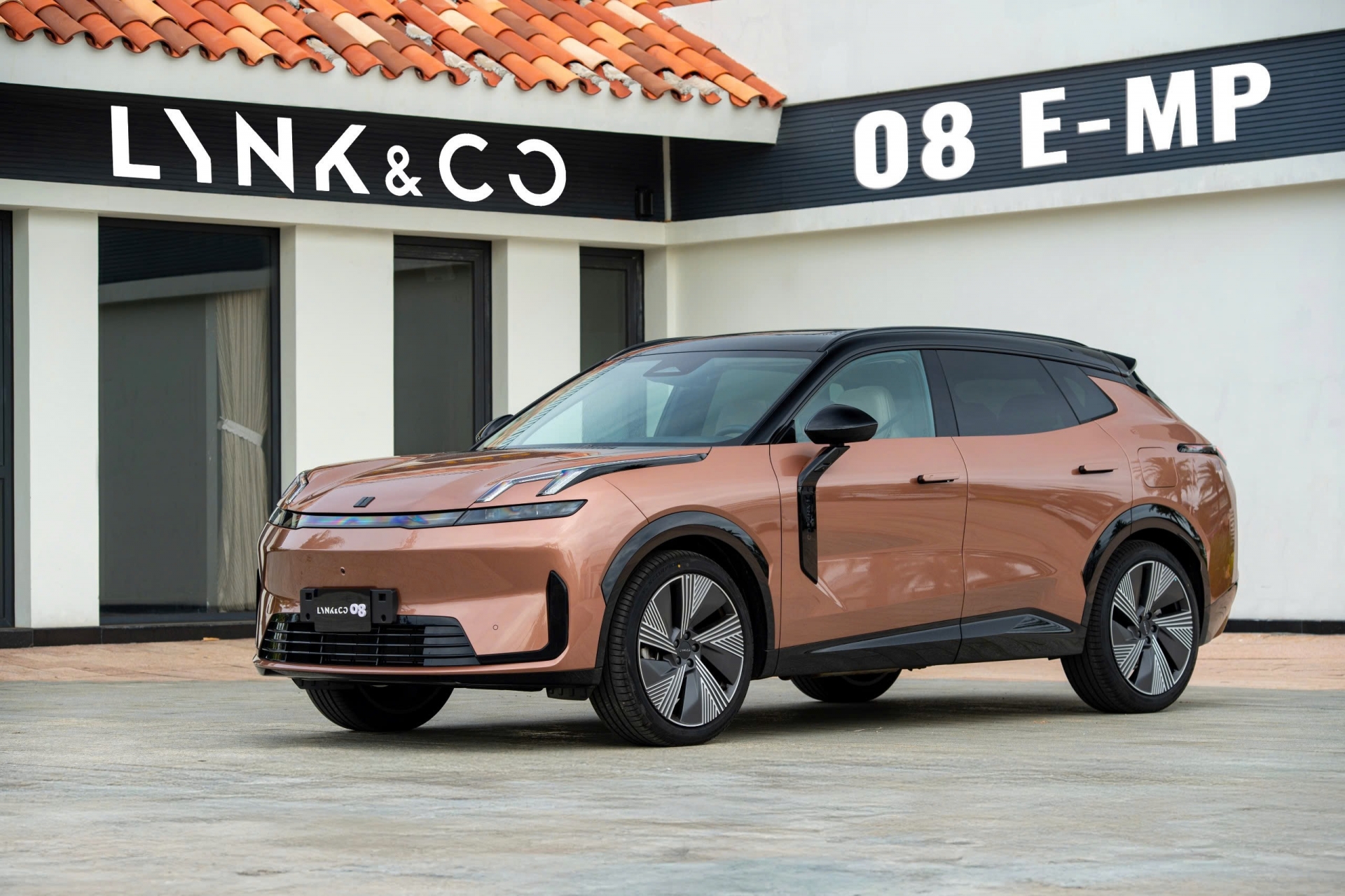 Hai phiên bản Lynk & Co 08 tại Việt Nam: Bản tiêu chuẩn vs bản nâng cấp – So sánh chi tiết