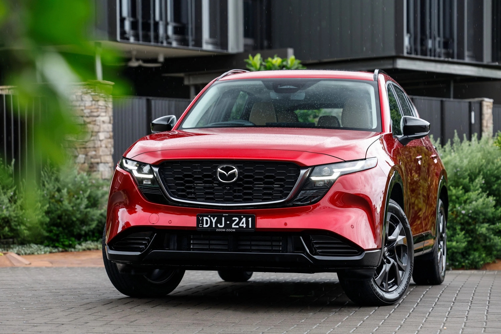 Mazda CX-5 Hybrid liệu có mang đến trải nghiệm lái hấp dẫn hơn Toyota RAV4?