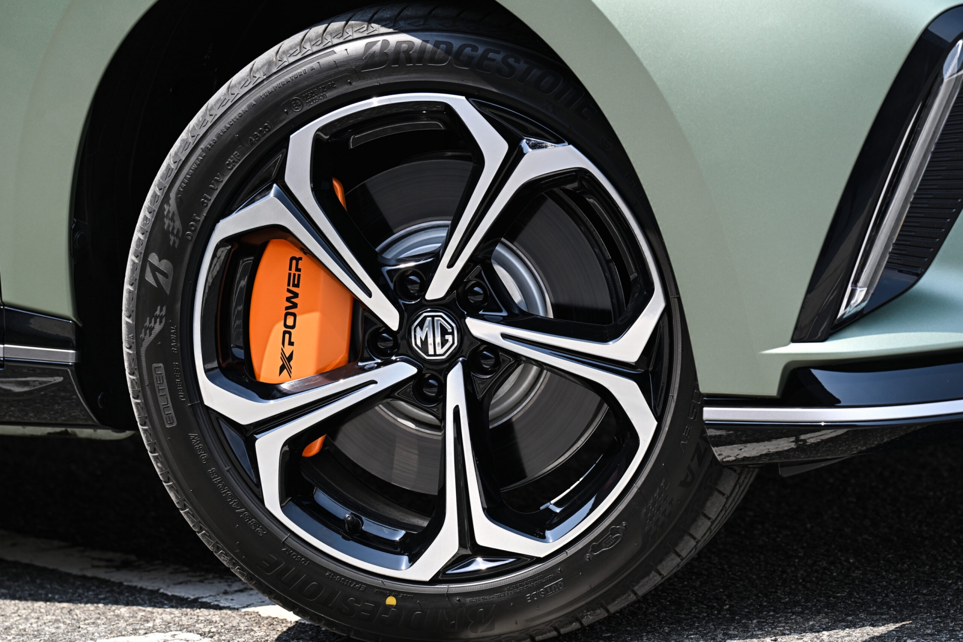 Bộ mâm hợp kim 18 inch bọc trong lốp Bridgestone Turanza cùng kẹp phanh màu cam