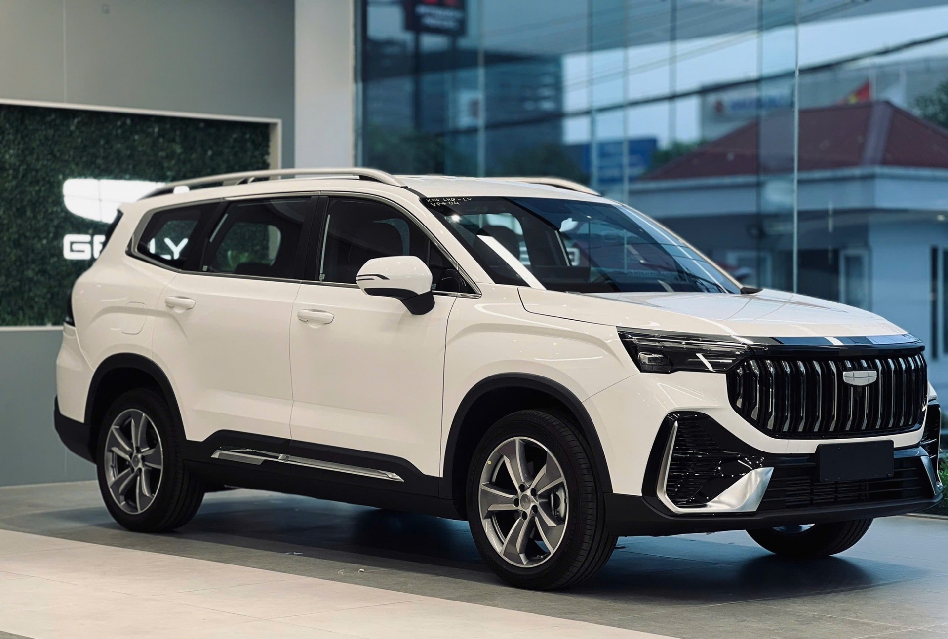 Geely Okavango và Hyundai Santa Fe: Cuộc cạnh tranh SUV 7 chỗ tại Việt Nam