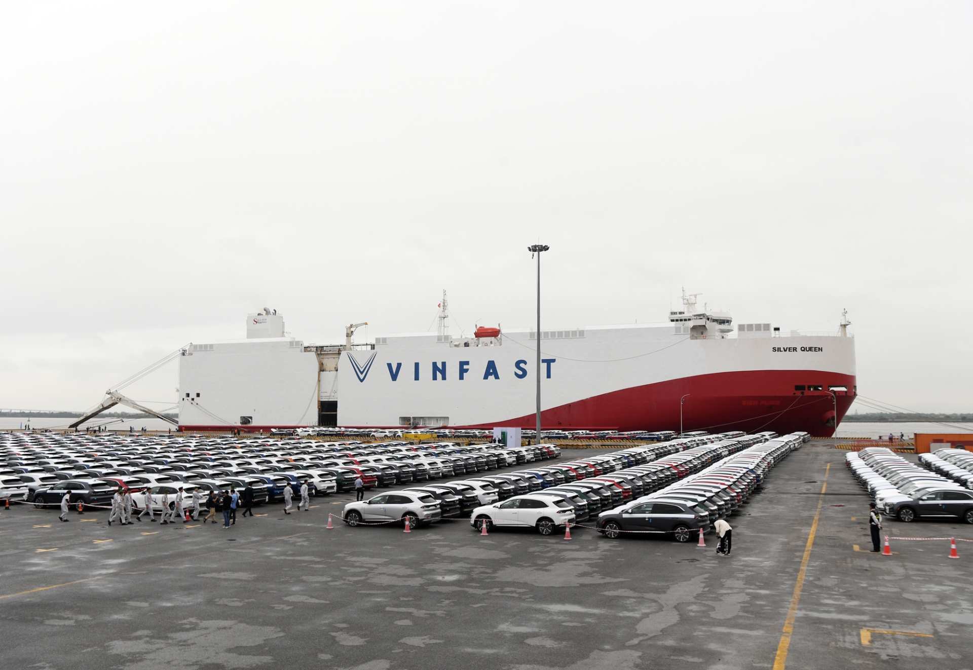 Tàu Silver Queen và 999 chiếc xe điện VinFast xuất phát từ cảng Hải Phòng
