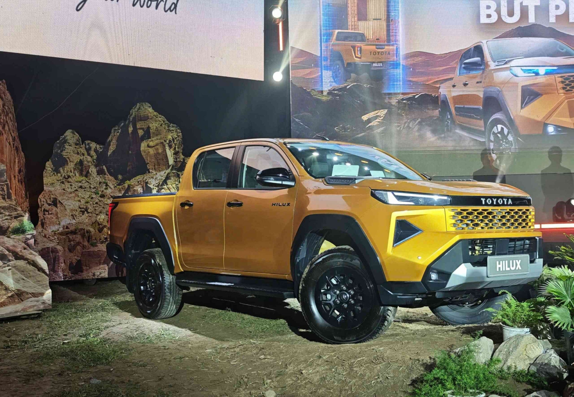 Thị trường ô tô: Hilux vượt Ranger, Xpander đánh mất phong độ