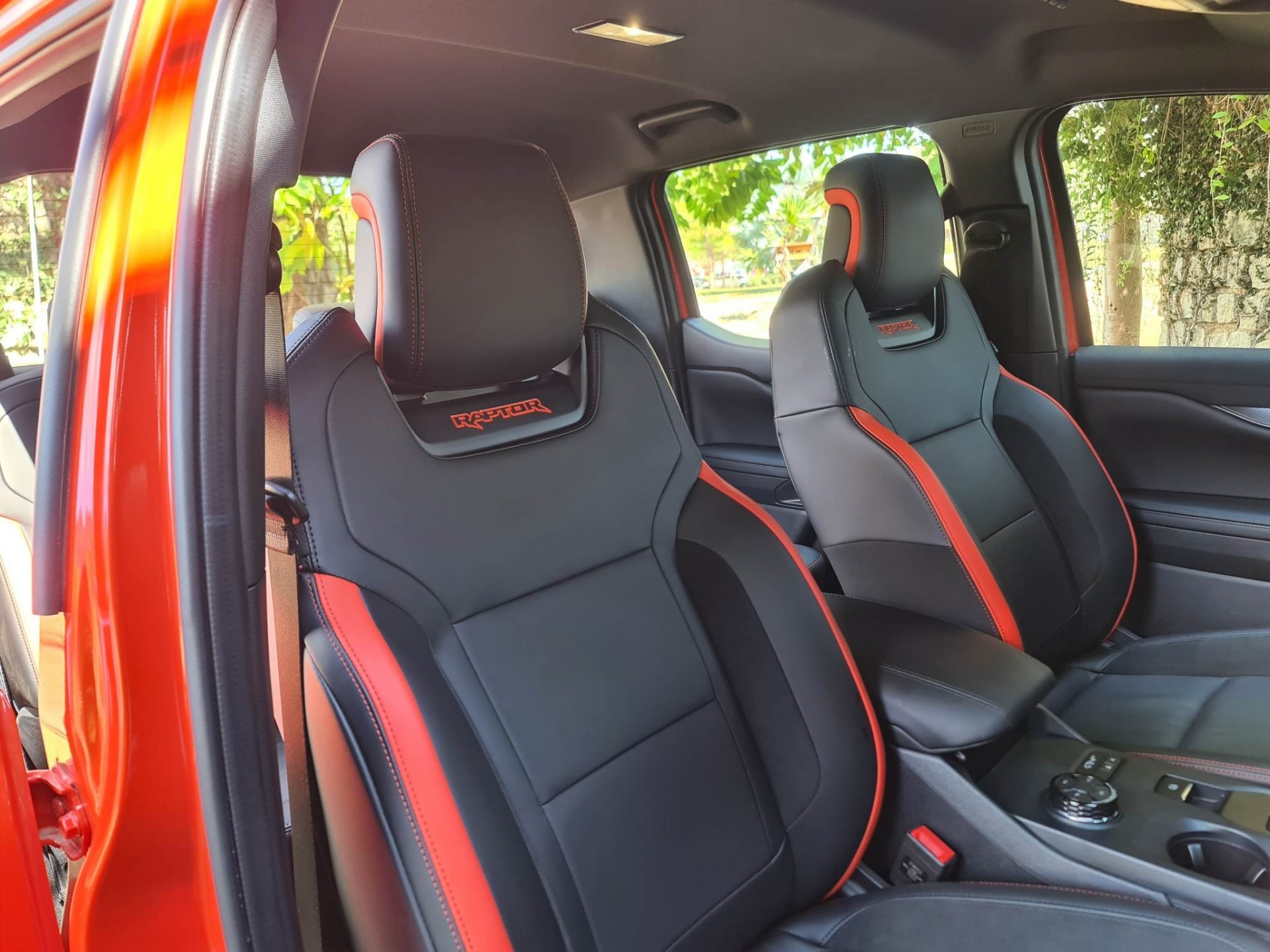Hàng ghế trước của Ford Ranger Raptor 2023 vẫn trang bị ghế lái chỉnh điện 8 hướng cùng ghế hành khách chỉnh tay 4 hướng.