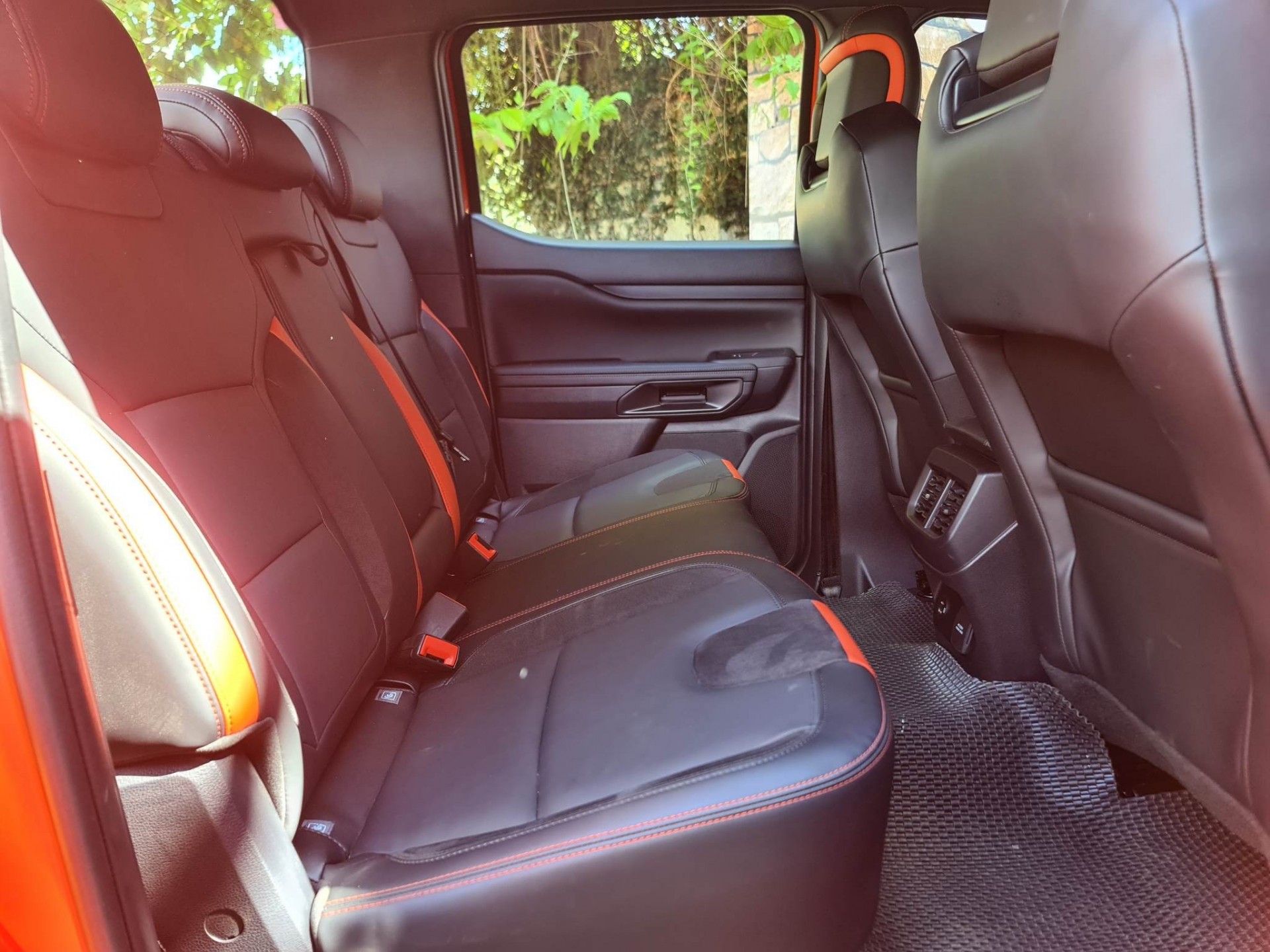 Hàng ghế thứ 2 trang bị đầy đủ tựa đầu 3 vị trí cùng tựa tay tích hợp hộc đựng cốc tiện dụng, đi kèm 2 ổ cắm điện 230V và 12V.