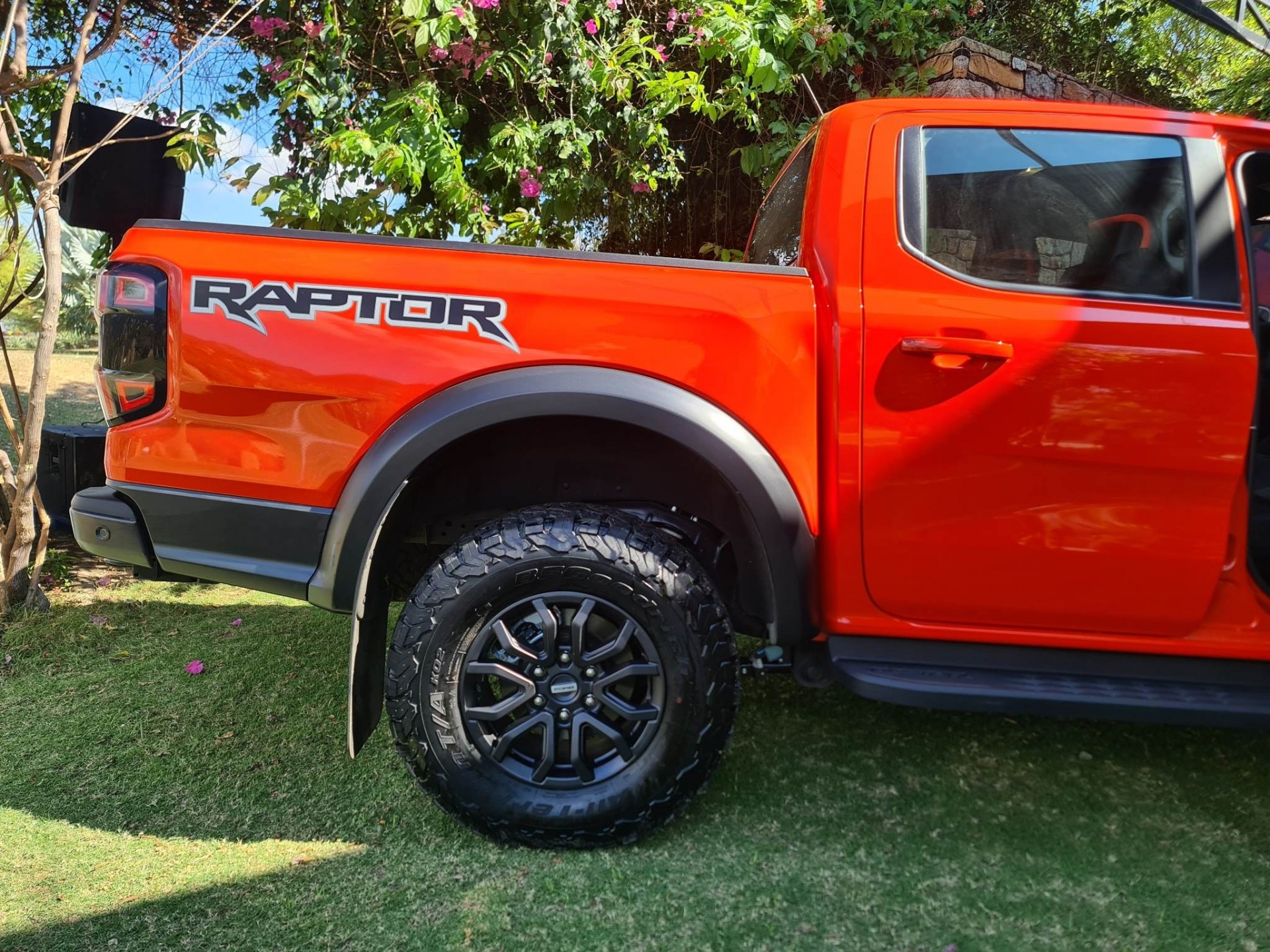Đuôi xe được thiết kế khá cứng cáp và hài hòa với tổng thể.Bên cạnh đó, dòng chữ Ranger Raptor được khắc nổi bật trên nắp thùng xe nhằm tạo điểm nhấn.