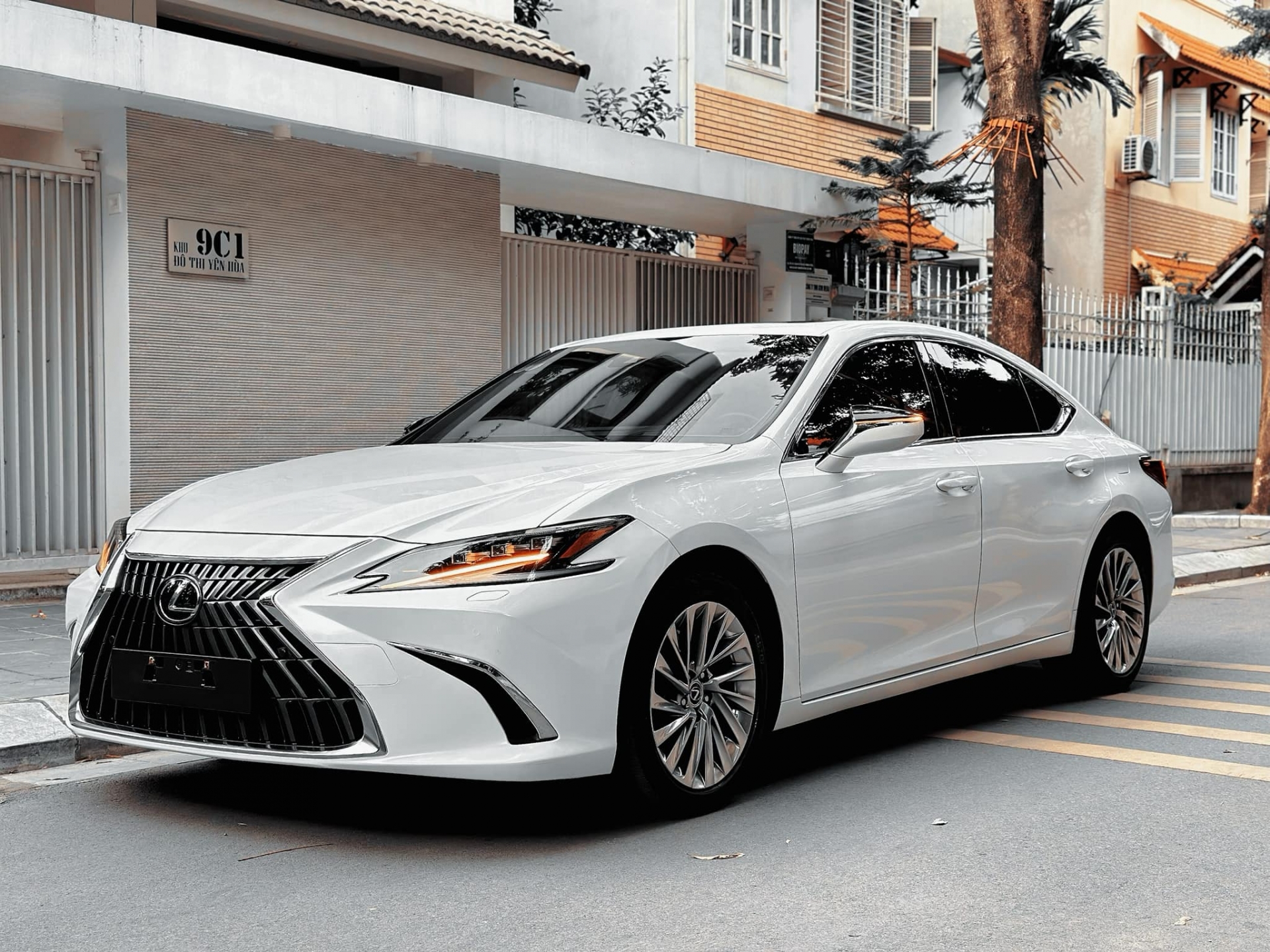 Sedan 7 chỗ hạng sang Lexus ES 250 giữ giá khó tin sau 2 năm lăn bánh