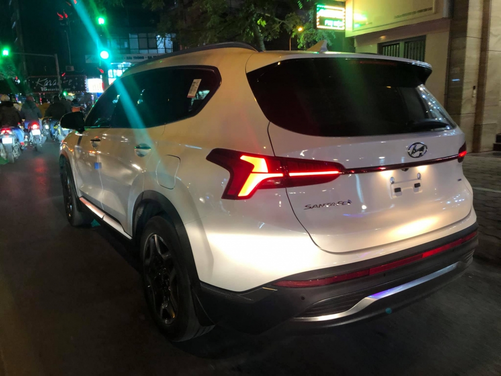Hyundai Santa Fe 2021 trên đường phố Hà Nội