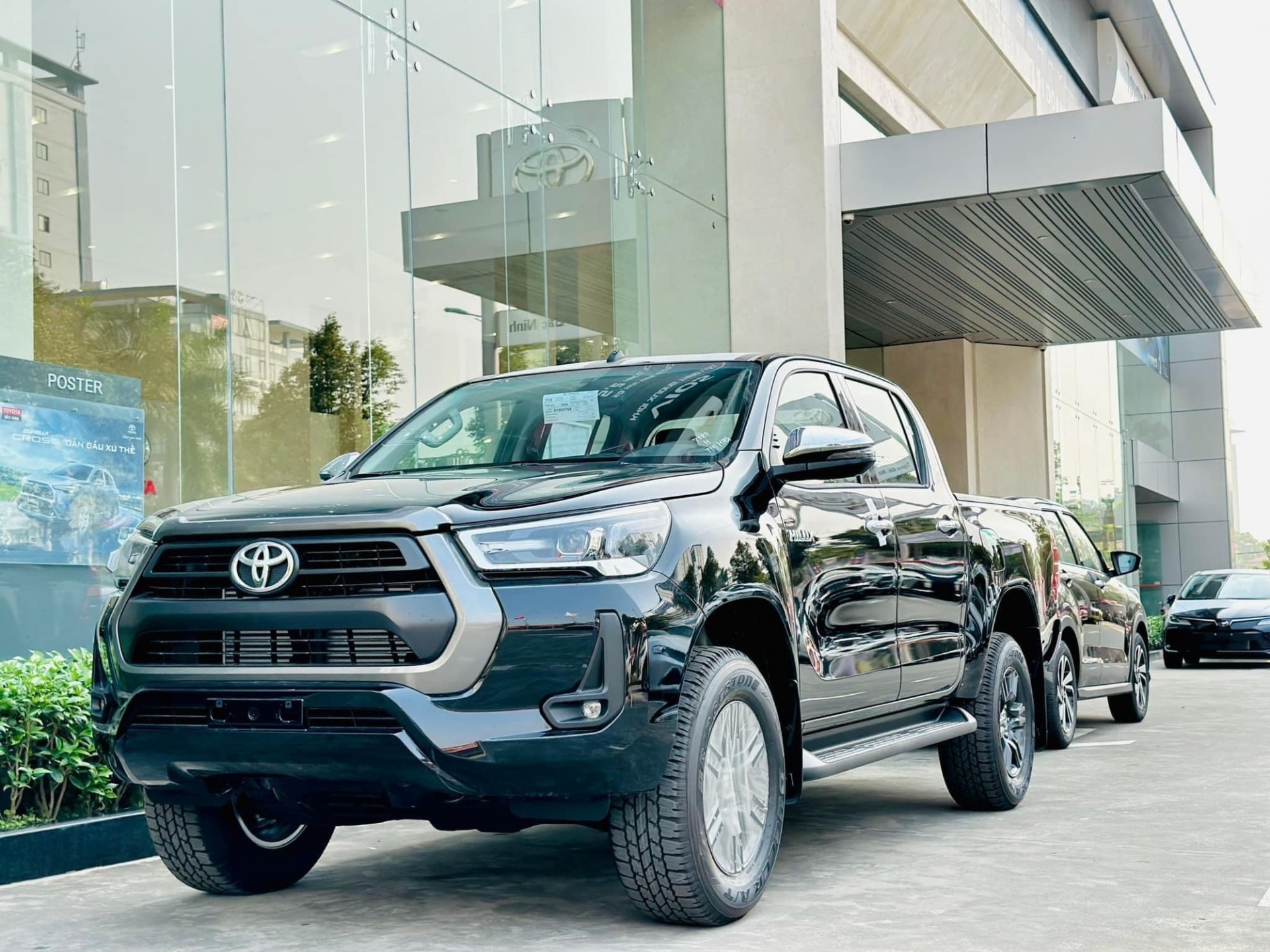 Toyota Hilux bản nâng cấp giữa vòng đời đang được phân phối tại Việt Nam.