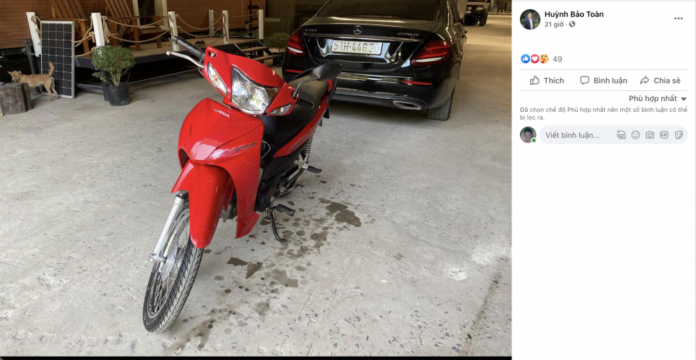 Hình ảnh chiếc xe máy mà chủ xe Mercedes dành tặng người đi xe máy