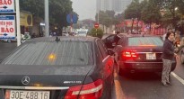 Cuộc gặp gỡ 'định mệnh' của 2 chiếc Mercedes có biển số giống hệt nhau trên phố Hà Nội
