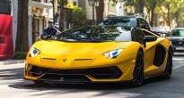 “Bò vàng” siêu hiếm Lamborghini Aventador SVJ Roadster nổi bật trên đường phố Hà Nội