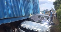 Thành phố Hồ Chí Minh: tài xế Range Rover thoát chết sau khi bị container ép dúm dưới gầm