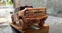Chiêm ngưỡng mô hình siêu bán tải RAM 1500 TRX bằng gỗ qua bàn tay người thợ Việt