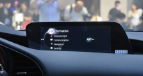 Tại sao Mazda 3 mới không có hệ thống thông tin giải trí màn hình cảm ứng?