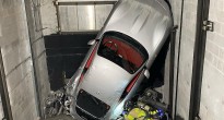 Chiếc Ferrari Roma trị giá 250.000 USD bị 'phá hủy' khi rơi khỏi thang máy tại đại lý