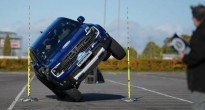 Ford Ranger Raptor phá vỡ kỷ lục Guinness với khả năng di chuyển chỉ bằng hai bánh