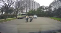 Phẫn nộ 2 thanh niên đi xe máy chửi bới, tung cước đạp người phụ nữ trên đường