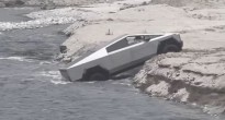 Bán tải điện Tesla Cybertruck 'dở khóc, dở cười' khi cố gắng vượt sông
