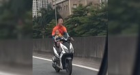 Nam thanh niên 'ngáo đá' đi lạng lách, ôm theo trẻ nhỏ trên đường Vành đai 3