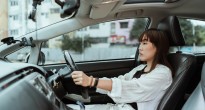 Loạt thói quen của phụ nữ khi cầm lái tiềm ẩn nguy cơ tai nạn