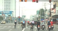 Lên án hành vi đoàn xe đạp thản nhiên vượt đèn đỏ trên đường quốc lộ