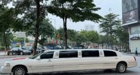 Với 1,3 tỷ, mua Camry hay “săn” Lincoln Limousine 2006 sang trọng, có sofa và quầy bar riêng?