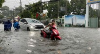 Thành phố Hồ Chí Minh tê liệt vì mưa lớn, người dân bì bõm 'lội nước' đi làm