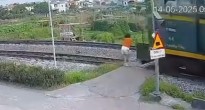 Đi bộ băng qua đường ray không quan sát, người phụ nữ bị tàu hỏa hất văng