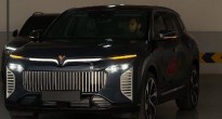 SUV VinFast bí ẩn xuất hiện với logo vàng: Thiết kế khác lạ, nghi có bản chống đạn đầu tiên tại Việt Nam?