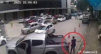 Hà Nội: Xe bán tải lùi bất cẩn trong bệnh viện, cuốn người đi bộ vào gầm xe