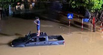 Thái Nguyên chìm trong mưa lớn, ô tô ngập đến nóc giữa phố