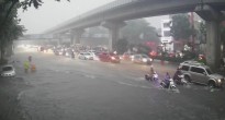 Hà Nội mưa lớn đúng giờ cao điểm, đường phố thành sông, xe cộ kẹt cứng