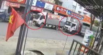 Ô tô đỗ ven đường bị xe tải tông dồn, người đi bộ trở thành nạn nhân