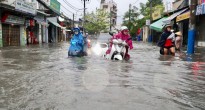 Hà Nội trước giờ bão số 3 đổ bộ: Người dân tất bật chuẩn bị, không để bất ngờ khi ra đường