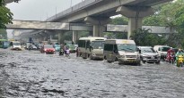 Trung tâm Hà Nội chìm trong biển nước, hàng loạt xe máy và ô tô ngập sâu