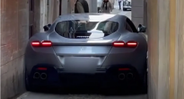 VIDEO: Tài xế Ferrari Roma tự làm khó mình khi đi vào 'khe cửa hẹp', nhìn mà xót xa