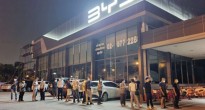 HOT như xe điện Trung Quốc: Hàng dài người đứng chờ xuyên đêm để đặt mua