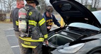 Nhiều chủ sở hữu xe điện Tesla lo lắng vì xe bốc hơi như cháy khi đang sạc điện