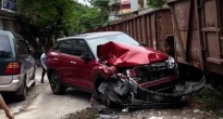 Đỗ ô tô ngay cạnh đường ray tàu hòa, chủ xe tá hỏa khi thấy xe chỉ còn 'đúng cái nịt'