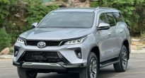 SUV 7 chỗ Toyota Fortuner xuống giá khó tin sau 2 vạn km lăn bánh