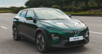 VF 6 đọ sức mạnh trong phân khúc B-SUV: Nhấn ga một chút, xe xăng đã… chỉ còn trong gương