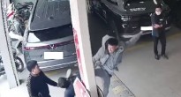 Hé lộ nguồn cơn vụ chủ xe VF 5 bị tài xế bán tải đạp thẳng vào đầu ở Hà Nội